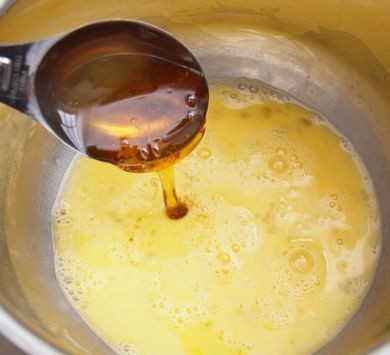 1. Этап. Кексы медовые: 2. В отдельной мисочке взбейте вилкой или венчиком яйца, добавьте мед.