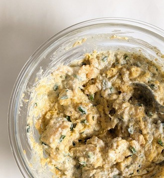 1. Этап. Тыква, фаршированная креветками и сыром: Мелко нарезать остывшую мякоть тыквы, хорошо перемешать до однородности.