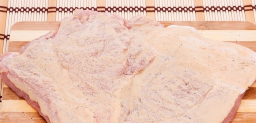 1. Этап. Свинина с курагой: Промажьте полученным соусом свинину с одной стороны.