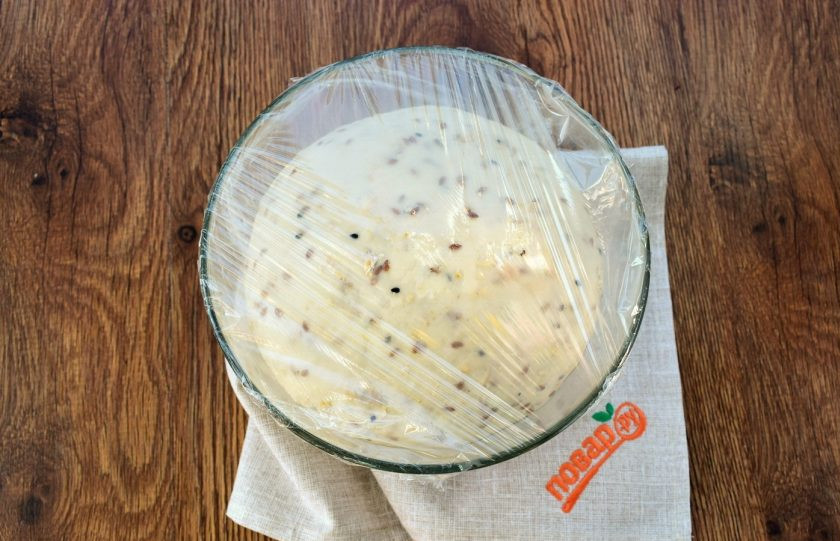 1. Этап. Овсяный каравай: Накройте миску пищевой пленкой и поставьте в теплое место на 1 час для подхода. Тесто должно увеличится в объеме в два раза.