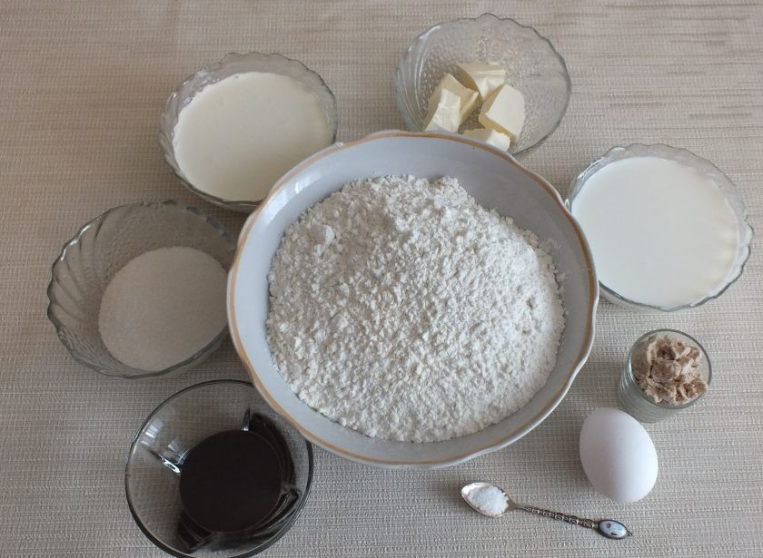 1. Этап. Булочки со взбитыми сливками: Подготовьте необходимые ингредиенты. Молоко подогрейте до температуры 36 градусов.