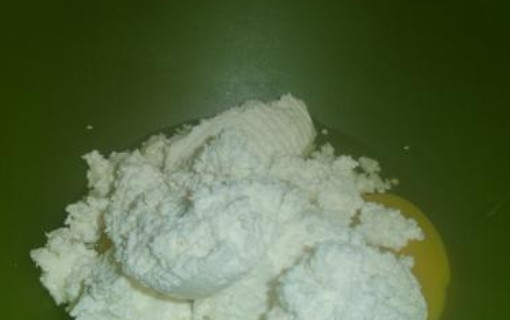 1. Этап. Гата с творогом: Перемешиваем сначала творог и яйца.