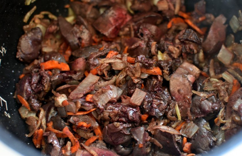 1. Этап. Заячьи потрошки в слоеном тесте: Добавьте хорошо промытые и обсушенные потрошки, нарезанные мелкими кубиками. Сначала положите сердце и почки, обжарьте до корочки. Затем добавьте печень, нарезанную крупнее. Обжарьте все вместе еще минут 5.