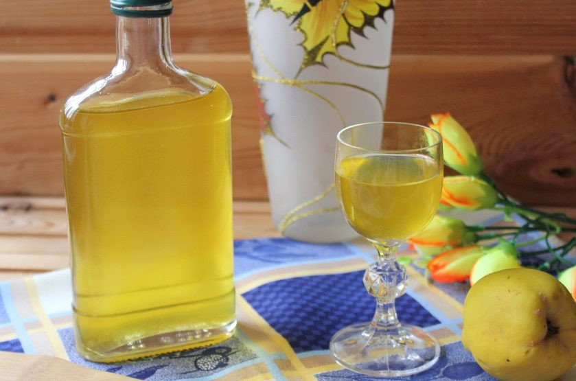 1. Этап. Настойка из айвы: Полученную настойку процедите через несколько слоев марли и перелейте в чистую емкость. Добавьте лимонную кислоту. Можно еще добавить ванилин. Герметично закройте и снова отправьте в темное, прохладное место на два месяца.