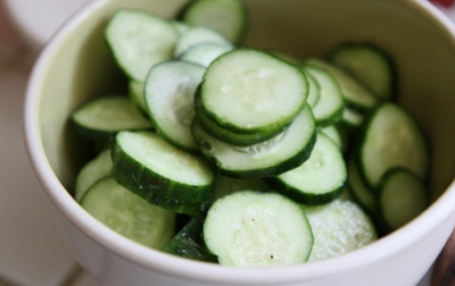 1. Этап. Салат с имбирем для похудения: 2. Тщательно помойте огурцы. Избавьте от лишней влаги. Перед тем, как нарезать, проверьте на наличие горечи шкурку. Нарежьте тонкими кружками.