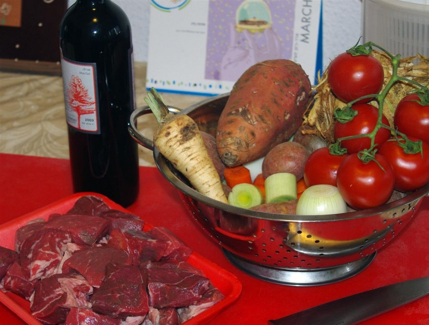 1. Этап. Говядина и овощи в казане: Подготовьте ингредиенты. Овощи помойте, мясо порежьте на средние кусочки.