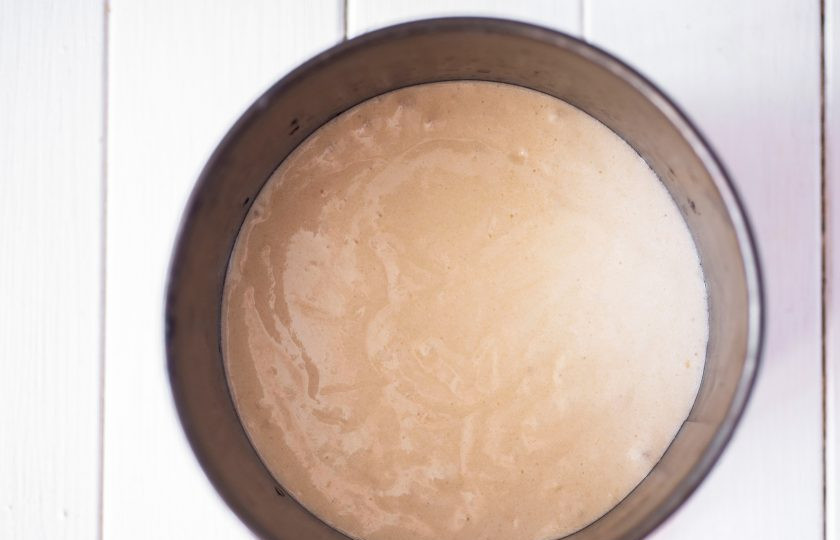 1. Этап. Торт с вишней и ананасом: Дно формы застелите пергаментом для выпекания и поверх выложите все тесто. Выпекайте бисквит в уже разогретой до 180 градусов духовке. Время выпекания зависит от диаметра вашей формы для выпекания. У меня диаметр формы 16 см. и выпекала я бисквит 1 час 10 минут.