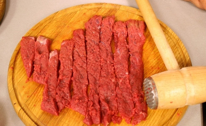 1. Этап. Говядина по-испански: Прежде всего нам необходимо тщательно отбить говядину, а затем нарезать ее брусочками шириной около 1 сантиметра.