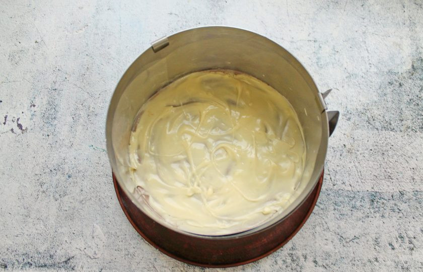 1. Этап. Банановый торт суфле: Белый шоколад растопите на водяной бане и залейте им верх торта. Уберите в холодильник на один час.