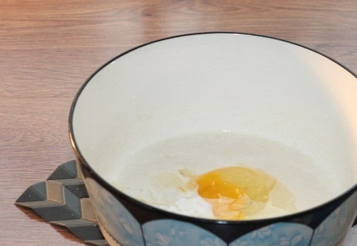 1. Этап. Пирожки «Придорожные»: 4... добавляем 1 куриное яйцо