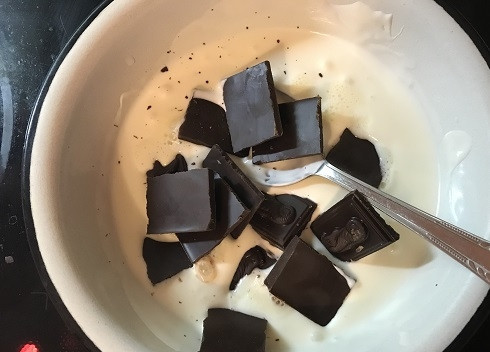 1. Этап. Яблочный кекс с шоколадом: Пока кекс остывает, мы приготовим шоколадную помадку. Берем три столовые ложки сметаны, плитку шоколада и растапливаем на среднем огне.