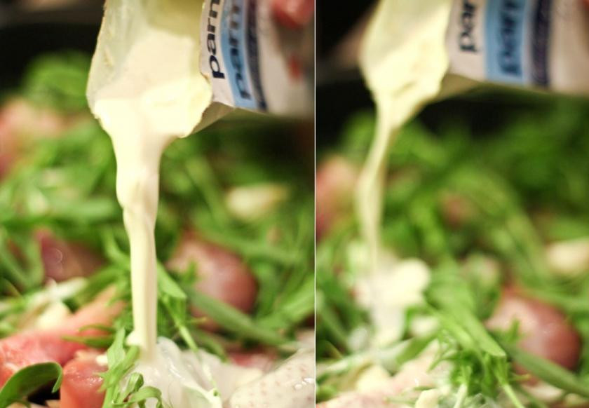 1. Этап. Сливочная курица с тархуном: Заливаем в форму для выпекания сливки.