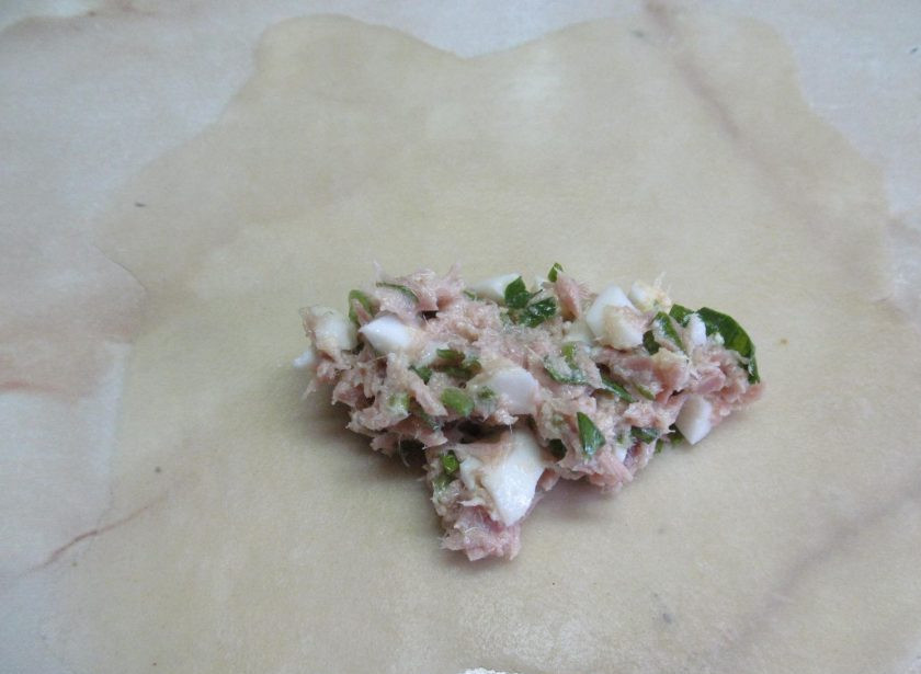 1. Этап. Пирожки из заварного теста с тунцом: Выложите начинку.