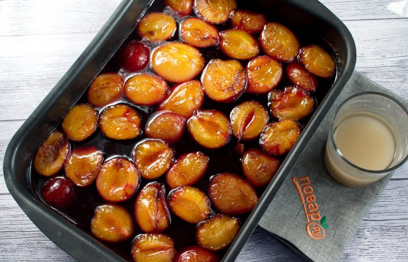 1. Этап. Желе из запеченных в вине слив на зиму: Сливы разместите в форме для запекания. Вино с пряностями соедините с замоченным агар-агаром, перемешайте и залейте сливы.