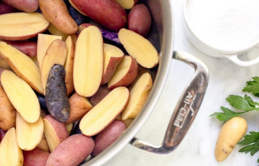 1. Этап. Салат Французский: Залейте картофель большим количеством воды. Добавьте соль. Доведите всё до кипения. Затем варите картофель в течение 10 минут. После откиньте овощи на дуршлаг. Остудите их.