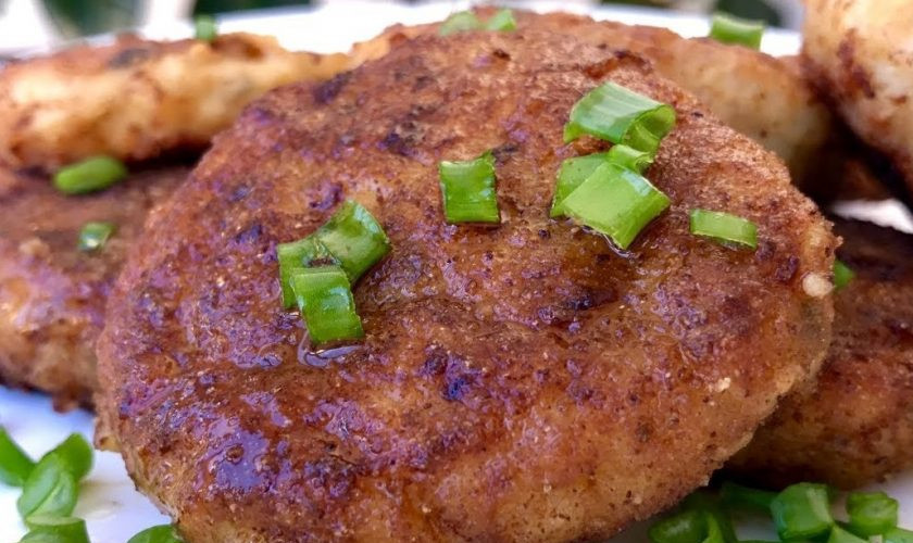 1. Этап. Вкуснейшие котлеты из щуки: 4. Разогрейте растительное масло на сковороде, сформируйте котлеты, обваляв их в панировочных сухарях или муке. Обжарьте колеты с обеих сторон на среднем огне. Приятного аппетита!