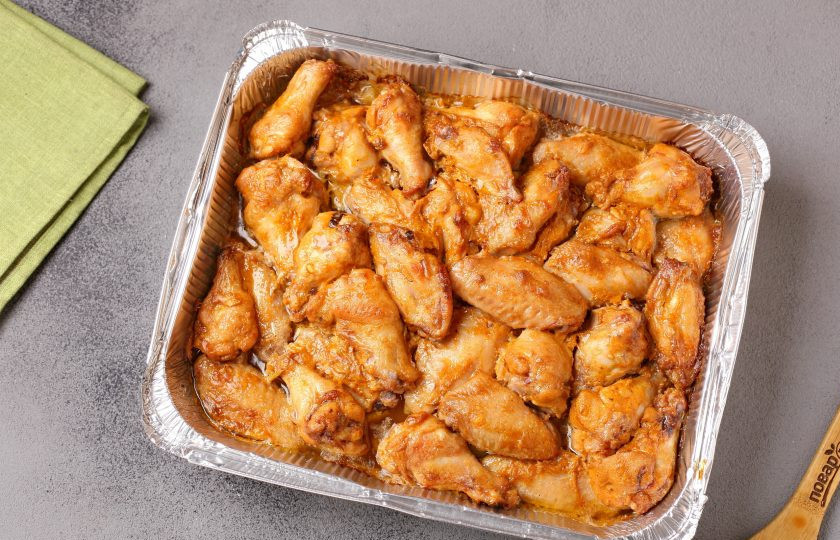 1. Этап. Цукини с курицей в духовке: Запекайте в духовке при температуре 180 градусов около 1 часа. Курица должна подрумяниться.