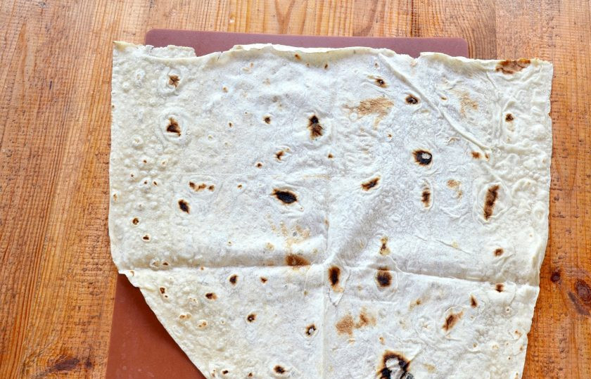 1. Этап. Шаурма на углях: Когда все готово, можно приступать к сборке. На стол выложите половину лаваша.