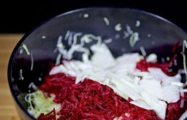 1. Этап. Салат из капусты со свеклой: Лук почистите, порежьте тонкими полукольцами и добавьте в салат.