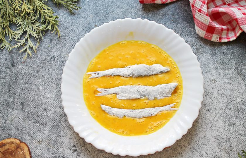 1. Этап. Мойва фри: Яйца разбейте в миску, посолите и перемешайте до однородности. Рыбу в муке окуните в яичную массу, чтобы она полностью покрылась.