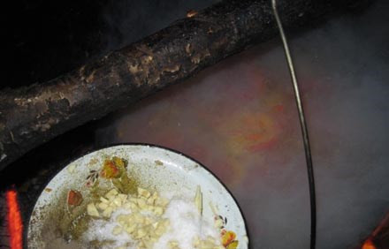 1. Этап. Шурпа из лосятины: Подготовим специи. Мелко нарежьте чеснок и яблоко, добавьте соль и перец по вкусу, зиру 1 ч.л., кориандр и хмели-сунели 2 ч.л. Добавляем специи, яблоко и чеснок в шурпу, но не сразу, а через 15 минут после картофеля. Перемешиваем и варим еще 20 минут.