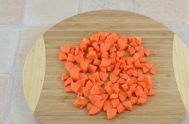 1. Этап. Рыба с луком и морковью: Морковь порежьте небольшими кубиками.