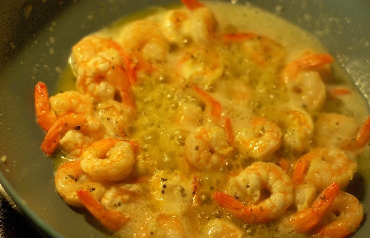 1. Этап. Креветки в чесночном соусе: Креветки обжариваем около 5 минут и готово!