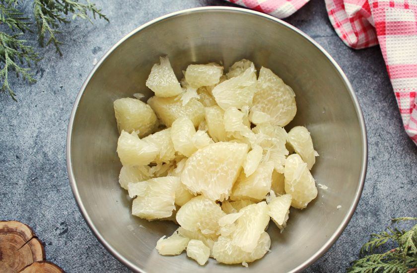 1. Этап. Мармелад из помело: Помело хорошо вымойте, обсушите, разрежьте поперек на 2-3 части и извлеките мякоть.