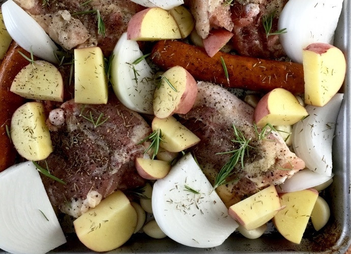 1. Этап. Сытный ужин: 2. Выложите куриные бедра кожей на противень, добавьте картофель, колбаски, лук и чеснок, посолите и поперчите, добавьте свежий розмарин и сушеный тимьян, полейте оливковым маслом.