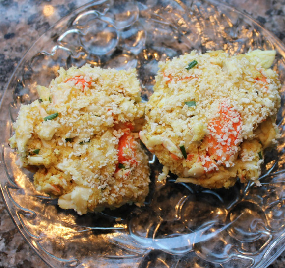 1. Этап. Котлеты из крабовых палочек: 4. А сейчас предлагаю полученный фарш отправить на полчасика в холодильник, если время есть, чтобы вкусы перемешались. Если время не ждет, то формируем котлетки и обваливаем в сухарях.