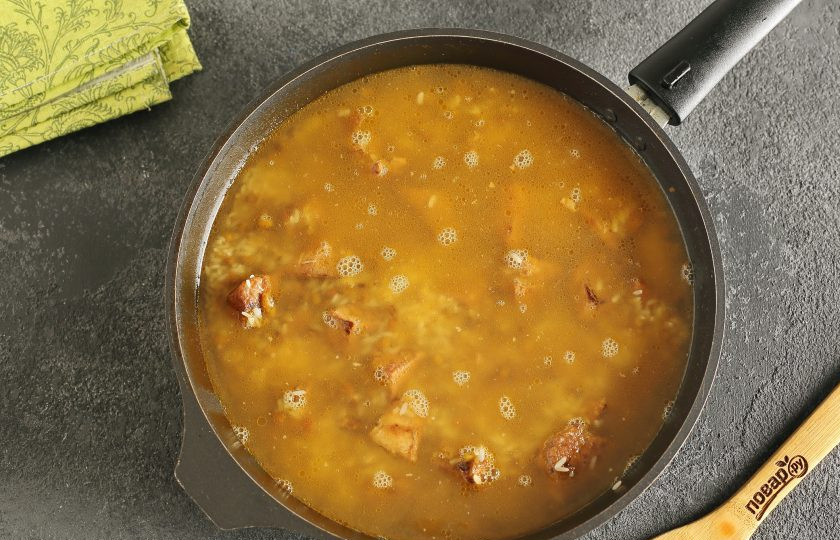 1. Этап. Каша с машем, рисом и мясом: Долейте воду, чтобы она была выше риса на 1 см., накройте сковороду крышкой и готовьте до тех пор, пока рис не сварится.