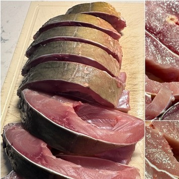 1. Этап. Карп. Просто карп: Почистил, промыл, нарезал крупно. Присолил. Приперчил. И убрал в холодильник. Так уж получилось, что он простоял там ночь и пол дня.