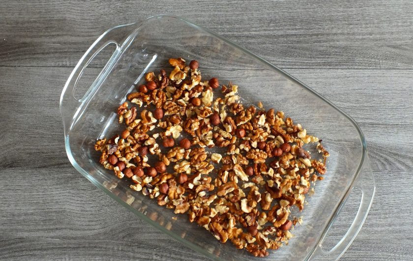 1. Этап. Сливочный щербет: Пока масса варится, подготовьте форму для щербета. Можно использовать стеклянную, предварительно смазав её растительным маслом. Можно использовать силиконовую. На дно формы высыпьте 1/3 часть подсушенных орехов.