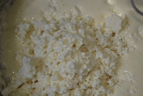 1. Этап. Ягодный пирог на творожном тесте: Теперь добавьте сметану и творог. Сметану лучше брать средней жирности, а творог жирный, но не влажный, рассыпчатый. Тогда тесто получится вкусным, нетяжелым и очень сочным.