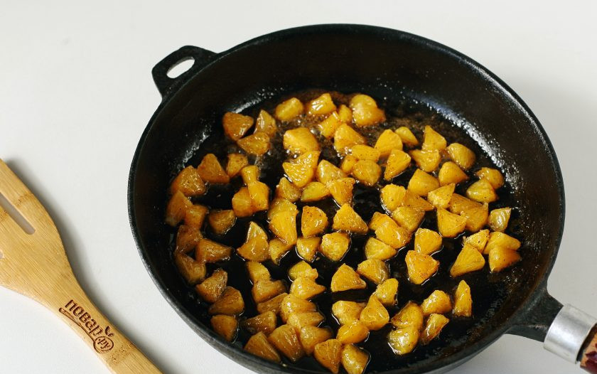 1. Этап. Пирог с мандаринами на кефире: В разогретую сковороду выложите 1 ст.л. масла и когда оно растопится, добавьте мандариновые дольки, разрезанные на 2-3 части. Через 3-4 минуты добавьте корицу и 2 ст.л. сахара. Еще пару минут и начинка готова. Снимите ее с огня и дайте остыть.