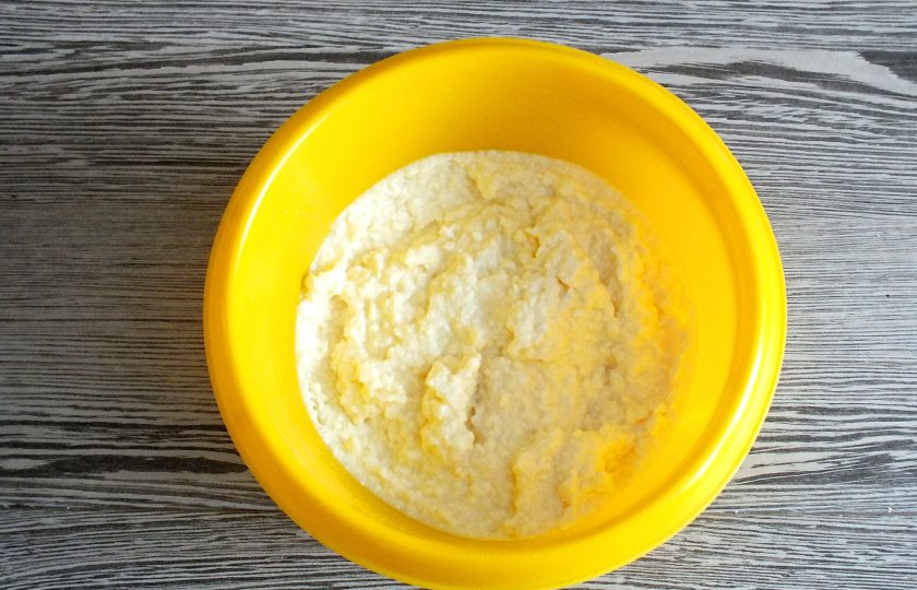 1. Этап. Дучмак с творогом: Хорошо перемешайте. Если выделяется жидкость, слейте. Уберите начинку в холодильник.