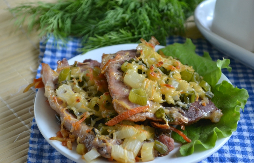 1. Этап. Мясо в духовке по-итальянски: Мясо по-итальянски готово. Подавайте его горячим. Если к приходу гостей оно уже успело остыть, подогрейте его в духовке или микроволновке. Приятного аппетита!