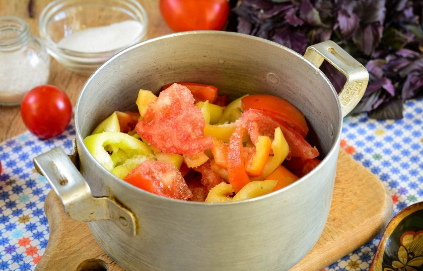 1. Этап. Лечо Счастливый день: Перемешайте и оставьте на столе на 30 минут. Овощи пустят сок.