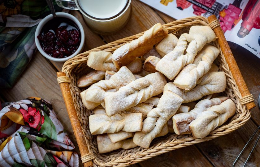 1. Этап. Хворост в духовке на кефире: Готовый хворост выложите в корзину или тарелку, припылите весь хворост сахарной пудрой и подавайте к столу.