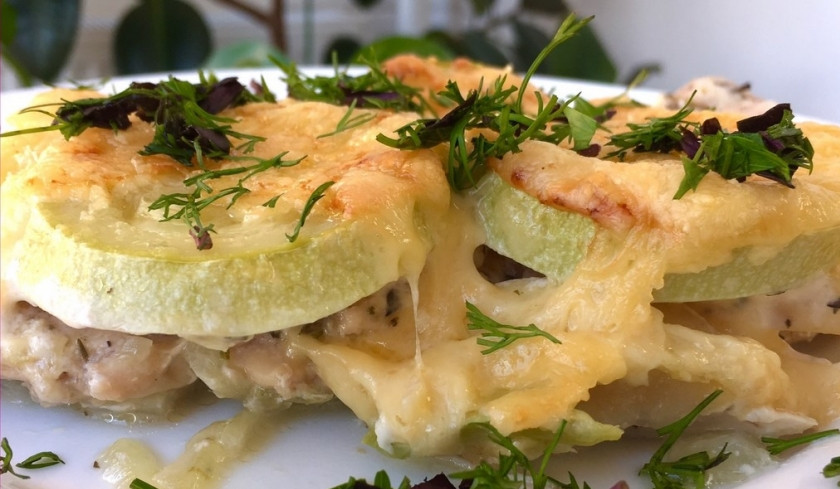 1. Этап. Куриная грудка под кабачками: 6. Духовку разогрейте до 180 градусов, но когда поставите в нее противень, уменьшите до 150. Готовьте 25-30 минут до готовности картошки. Получается много вкусной и сытной еды :)