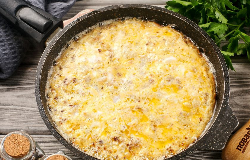 1. Этап. Запеканка из цветной капусты на сковороде: Перемешайте, накройте крышкой и готовьте на небольшом огне до тех пор, пока смесь не схватится (примерно 5-10 минут).