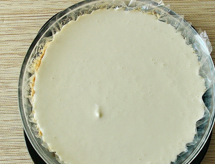 1. Этап. Торт творожный с творожным сыром: На тесто влейте 2/3 части творожной начинки.