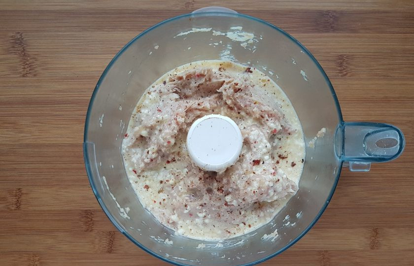 1. Этап. Террин из курицы с фисташками: В измельченный фарш добавьте яичную смесь, мускатный орех, соль и перец. Пробейте ингредиенты в блендере до однородности.