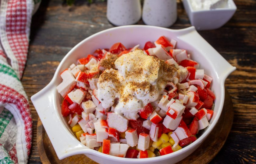 1. Этап. Салат Морской Еж: В салатник добавьте натуральный греческий йогурт, соль и черный молотый перец. Перемешайте.