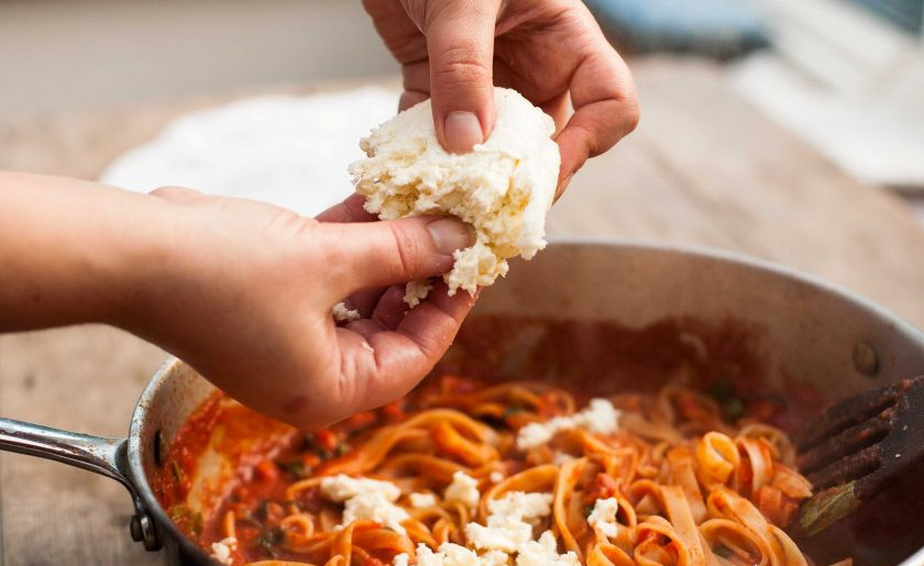 1. Этап. Паста с моцареллой: Добавьте в пасту измельченную моцареллу. Ещё раз перемешайте.