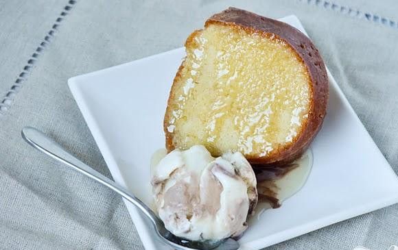 1. Этап. Ромовый кекс с глазурью: 5. Нарезать на куски и подавать с ванильным мороженым при желании.