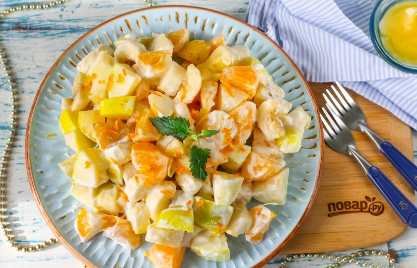 1. Этап. Фруктовый салат с йогуртом для детей: Выложите фруктовый салат на тарелку или в пиалы, украсьте по вкусу и подайте к столу детям. Помните, что йогурт должен быть не холодным, его нужно заранее прогреть при комнатной температуре.