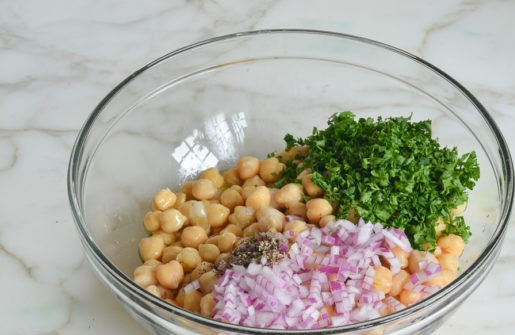 1. Этап. Салат из нута и лука: 3. Потом воду слейте. Мелко нашинкуйте петрушку. Перемешайте лук, нут и зелень.