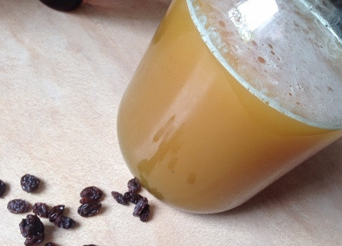 1. Этап. Квас из сухарей: Переливаем квас в банки (только не наливайте полные!). И добавим немного изюма в каждую банку. Оставим на ночь в теплом месте, затем еще раз аккуратно переливаем, потому что на дне будет белый осадок, а потом убираем в холодильник еще на сутки-двое. Чем дольше стоит, тем больше газов должно образоваться в квасе.