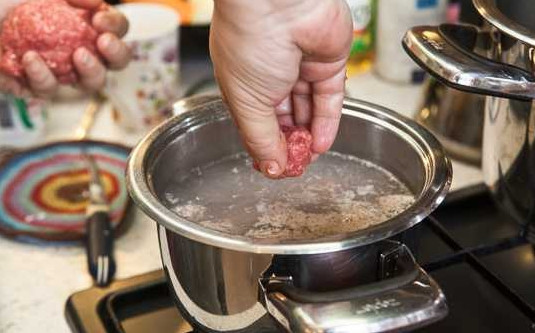 1. Этап. Фрикадельки в суп: 5. Выложите их в кипящую воду.